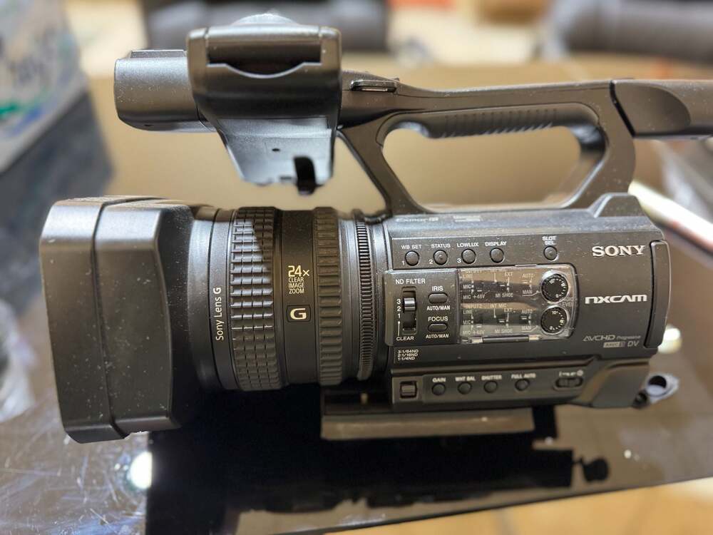 Sony HXR-NX100 Professional NXCAM Camcorder with Sony Lens G 24x Clear Image Zoo